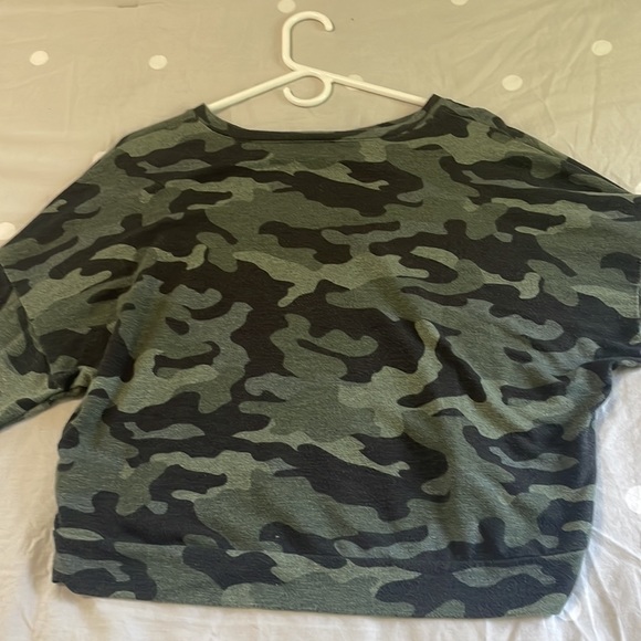 Lightly worn camo long sleeve top. Perfect conditions. Originally from express - Picture 5 of 7